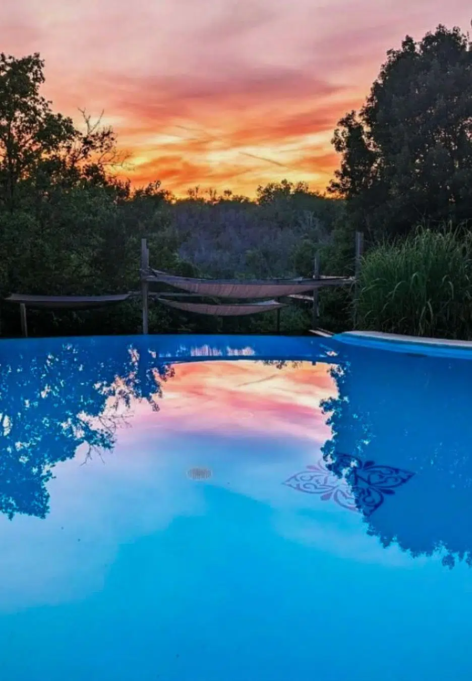 piscine mas de nadal pendant le coucher du soleil
